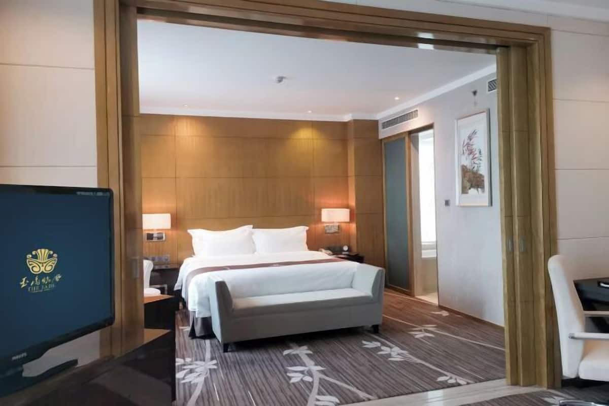 Minibar, caja de seguridad en la habitación y despertador