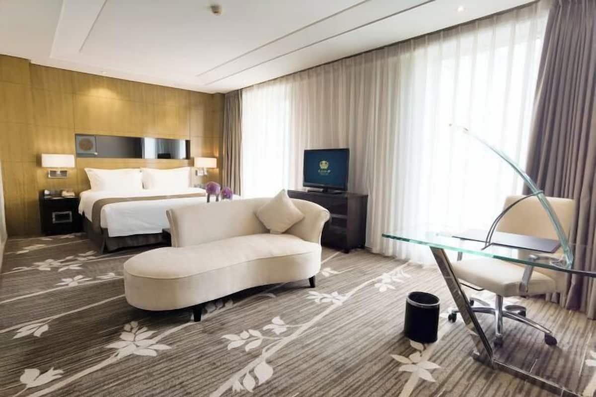 Minibar, caja de seguridad en la habitación y despertador