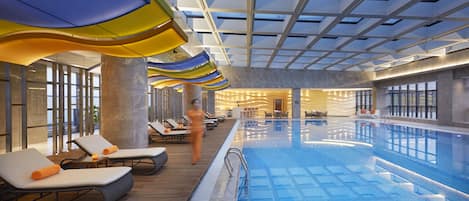 Alberca techada, acceso de 06:00 a 23:00, y sombrillas en la alberca