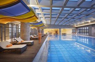 Una piscina techada, abierta desde las 06:00 hasta las 23:00, sombrillas