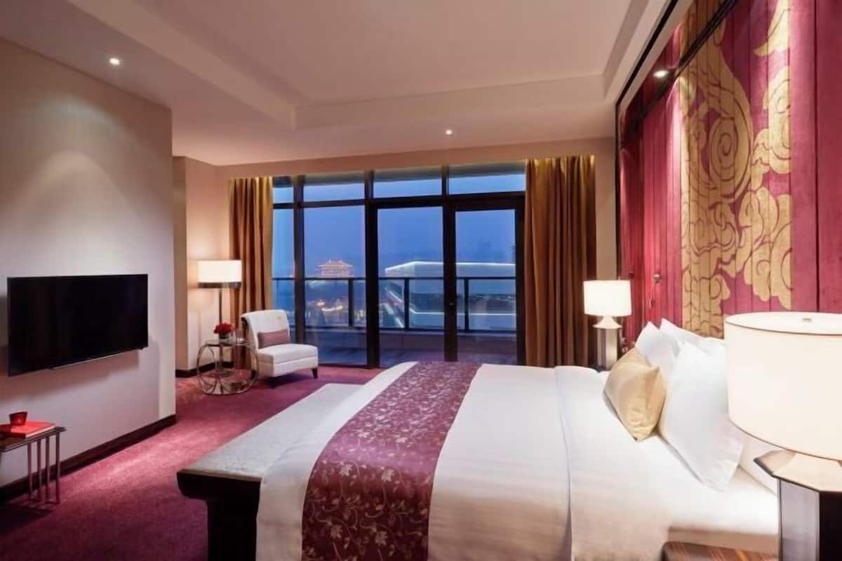 1 bedroom, minibar, in-room safe, individually decorated