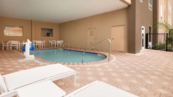 Ulkouima-allas, aurinkotuoleja