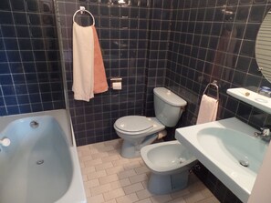 Twin kamer, 2 eenpersoonsbedden, bad | Badkamer