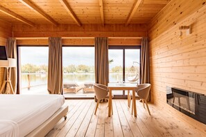 Småhus, utsikt mot innsjø | Utsikt fra rommet