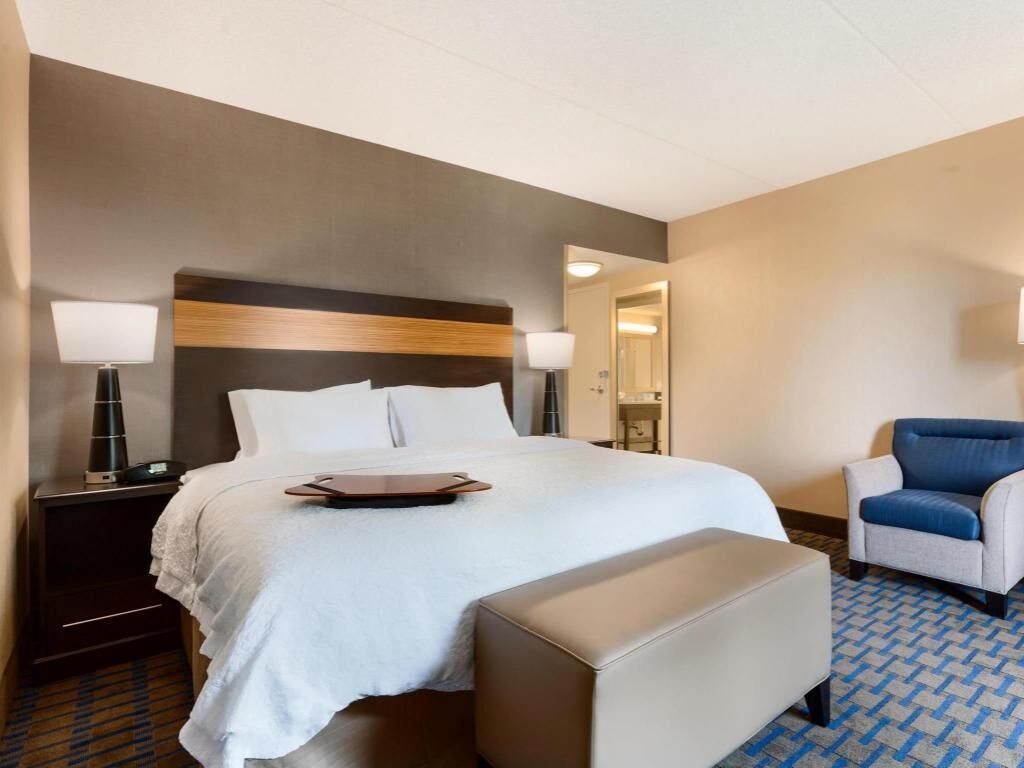 Premium bedding, in-room safe, free WiFi, bed sheets