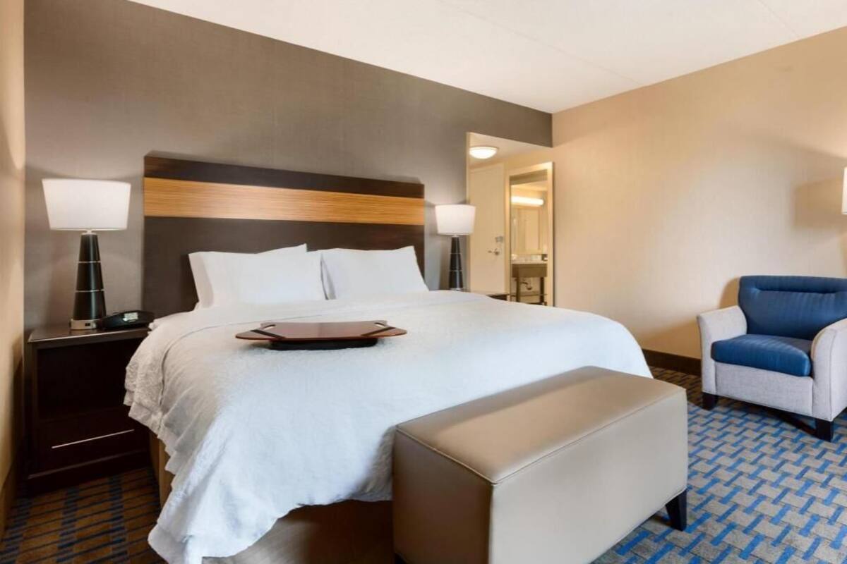 Premium bedding, in-room safe, free WiFi, bed sheets