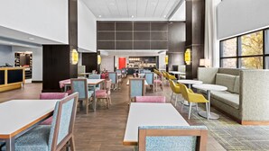 Free daily buffet breakfast - Hampton Inn & Suites Camp Springs/Andrews AFB (Suitland)