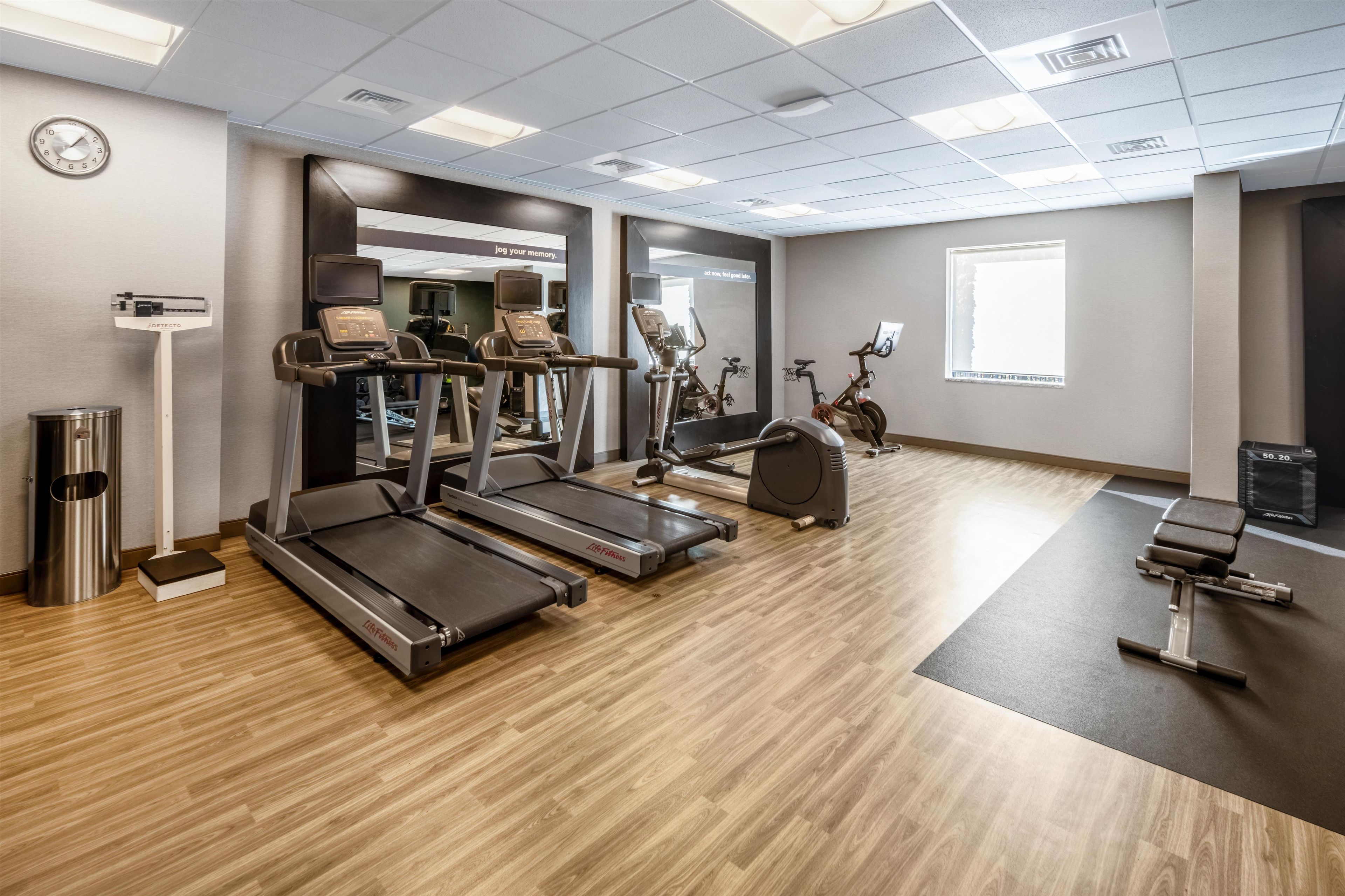 Et fitnesscenter med løbebånd, crosstrainere og motionscykler.