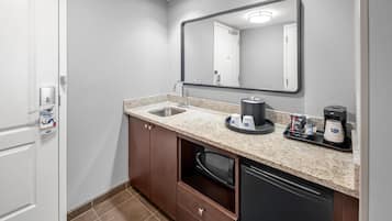 Studio Suite, 1 King Bed, Refrigerator & Microwave | Minibar