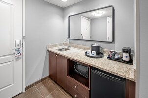 Studio Suite, 1 King Bed, Refrigerator & Microwave | Minibar