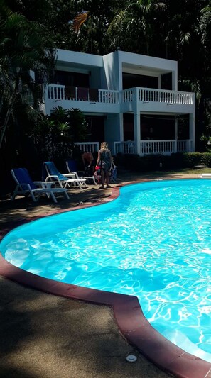 室外泳池；泳池傘、躺椅