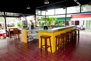 Déjeuner et dîner servis sur place