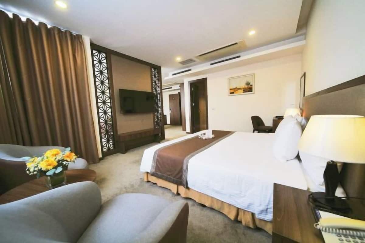 Minibar, in-room safe, desk, soundproofing