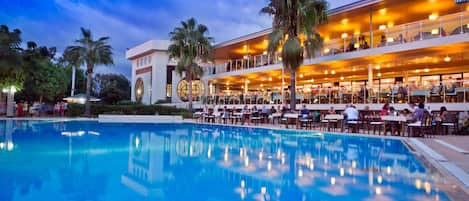 Indoor pool, 4 outdoor pools, pool umbrellas, sun loungers