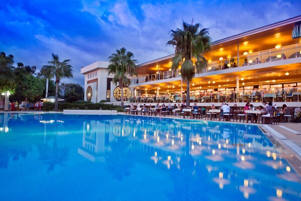 Indoor pool, 4 outdoor pools, pool umbrellas, sun loungers - M.C Beach Park Resort Hotel - All Inclusive (Alanya)