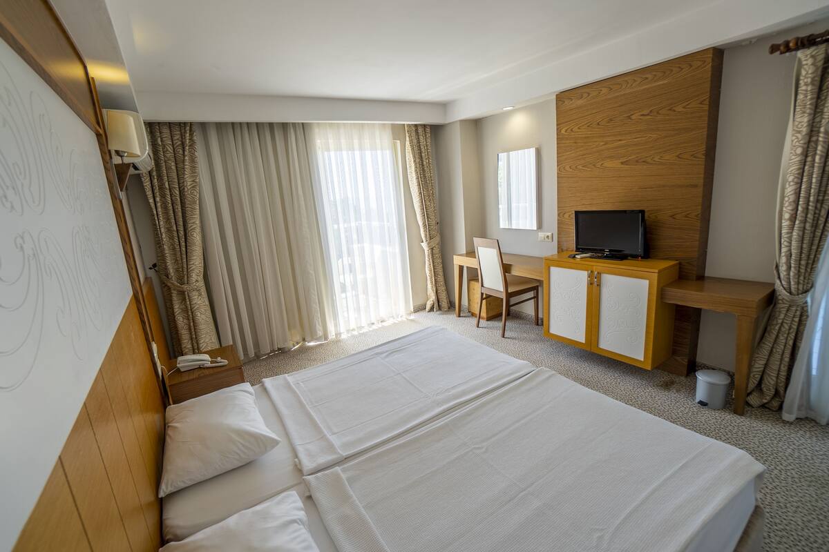 Standard Single Room, Partial Sea View | Minibar (free items), in-room safe, WiFi (surcharge), bed sheets