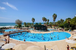 Indoor pool, 4 outdoor pools, pool umbrellas, sun loungers - M.C Beach Park Resort Hotel - All Inclusive (Alanya)