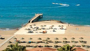 Private beach, sun loungers, beach umbrellas, beach towels - M.C Beach Park Resort Hotel - All Inclusive (Alanya)