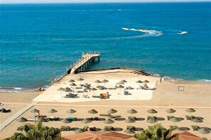 Private beach, sun loungers, beach umbrellas, beach towels - M.C Beach Park Resort Hotel - All Inclusive (Alanya)