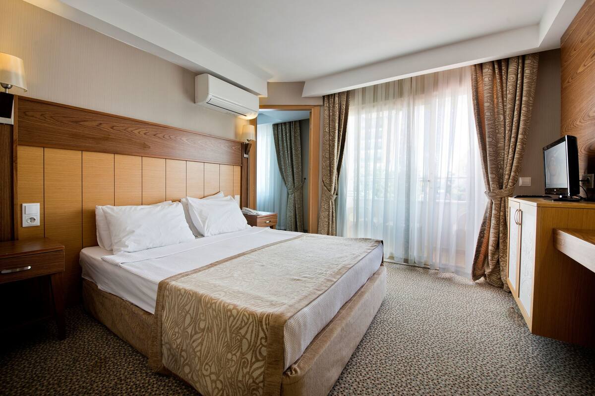 Minibar (free items), in-room safe, WiFi (surcharge), bed sheets