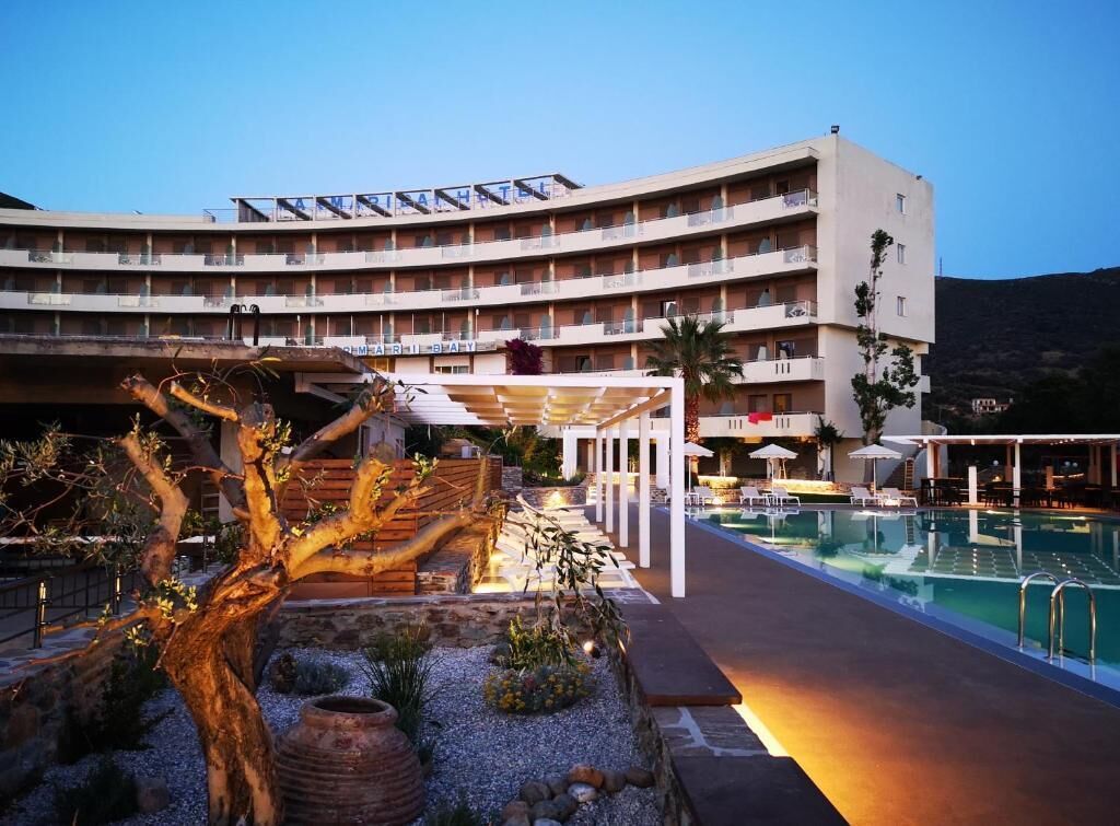 Una piscina al aire libre (de 10:00 a 20:00), sombrillas, tumbonas