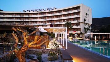 Außenpool, geöffnet von 10:00 Uhr bis 20:00 Uhr, Sonnenschirme