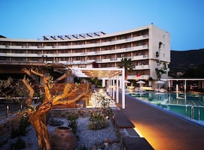 室外游泳池,10:00 至 20:00 开放,池畔遮阳伞,日光浴躺椅