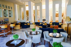 Poolside views, serves lunch, brunch and happy hour