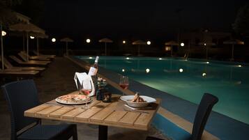 Phục vụ bữa sáng, bữa trưa, bữa tối, món Ý