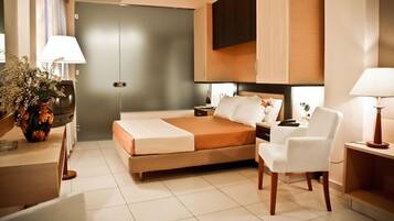 Minibar, coffres-forts dans les chambres, bureau, lits bébé (gratuits)