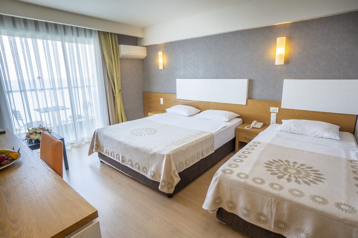 Artículos del minibar gratis y caja de seguridad en la habitación