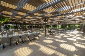 2 restaurants, breakfast, lunch, dinner served; international cuisine