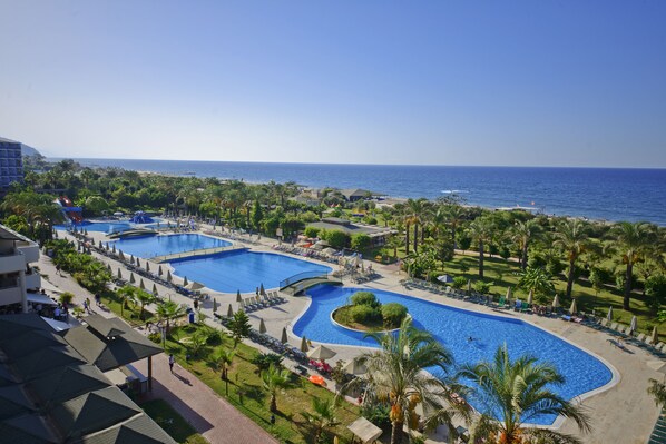 Indoor pool, seasonal outdoor pool, pool umbrellas, sun loungers - MC Arancia Resort Hotel - All Inclusive (Alanya)