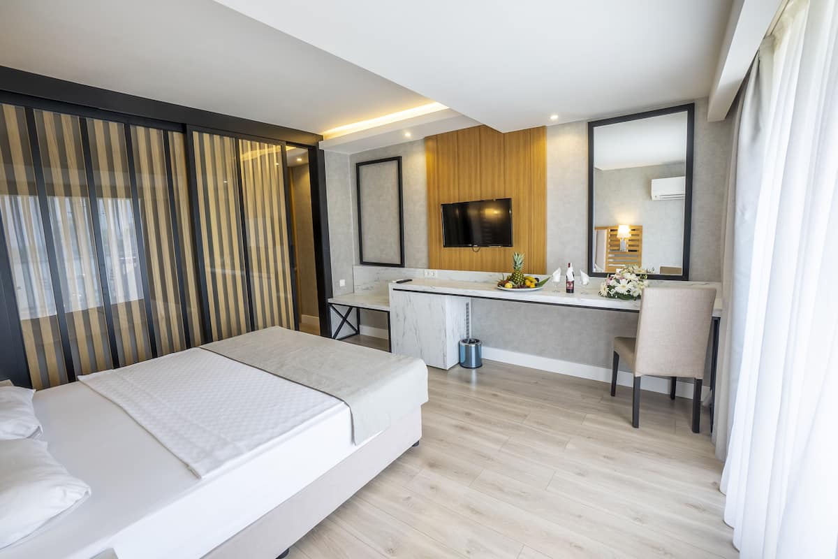 Artículos del minibar gratis y caja de seguridad en la habitación