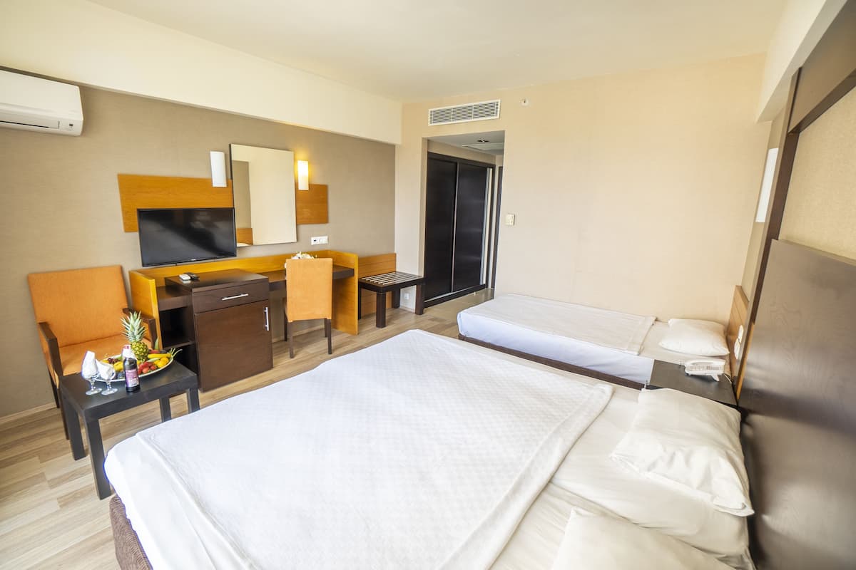 Artículos del minibar gratis y caja de seguridad en la habitación