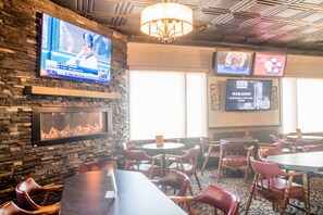 Serves lunch and dinner - Creston Hotel (Creston)
