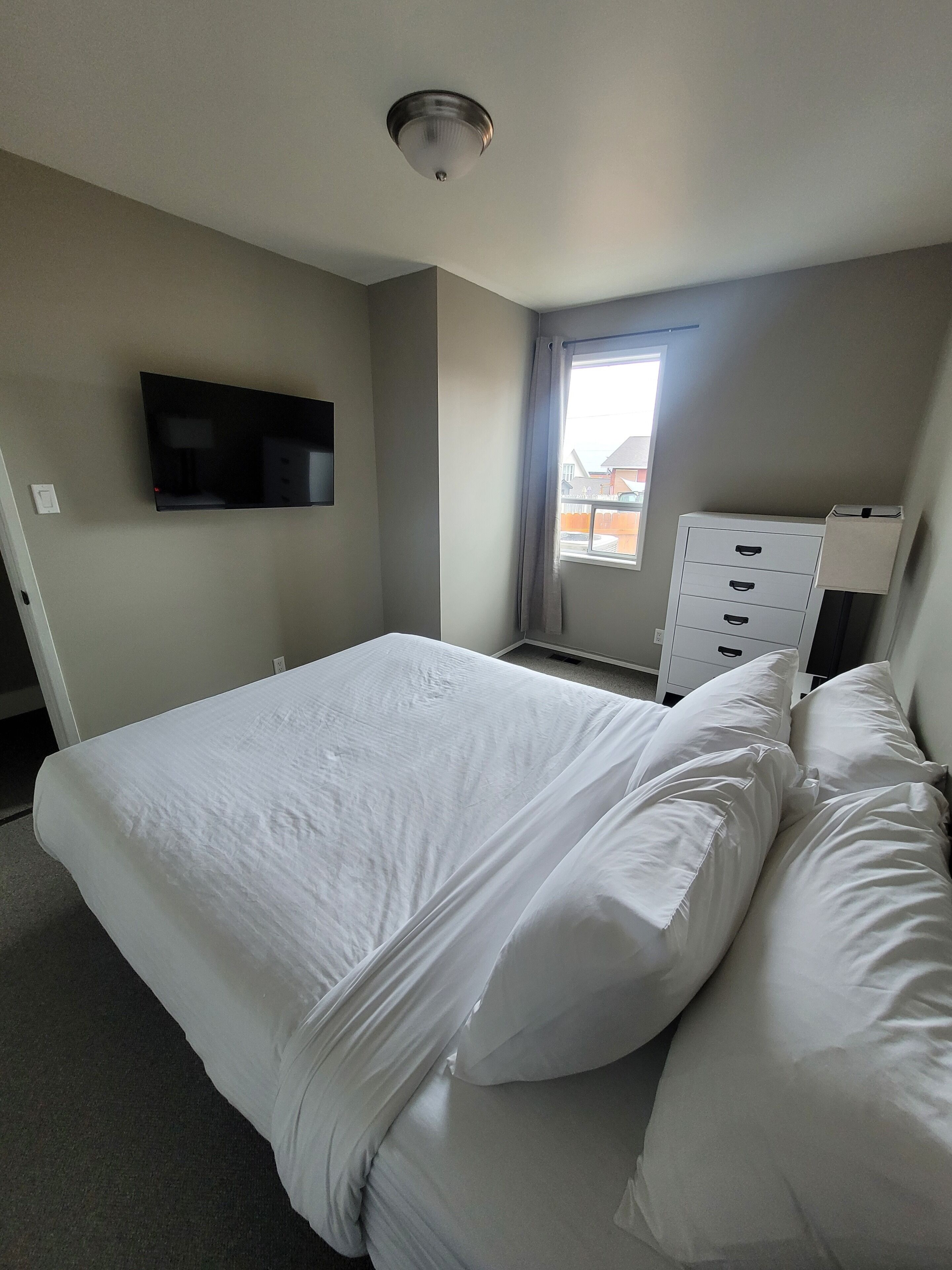 Ropa de cama de alta calidad, colchones con pillow-top y escritorio 