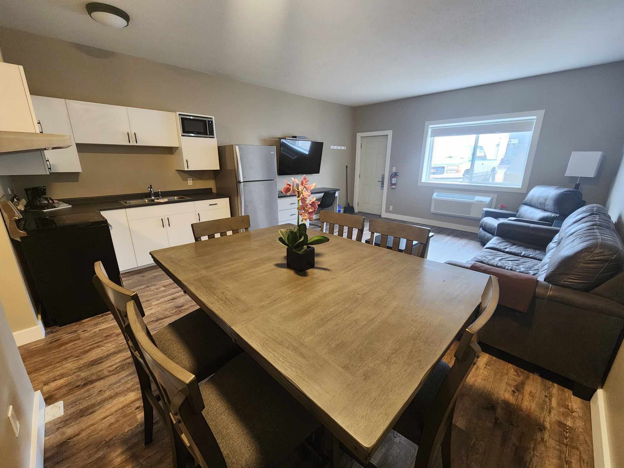 suite, kitchen (pet friendly) | private kitchen | coffee/tea maker