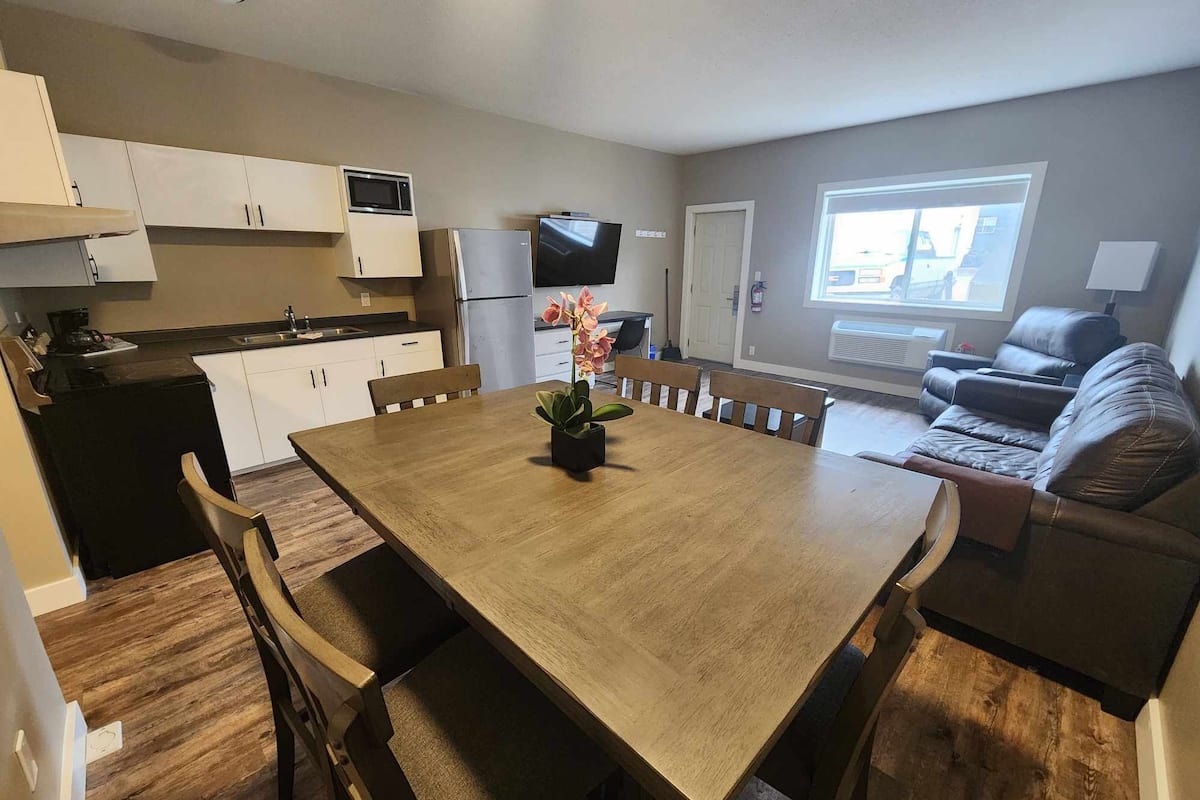 suite, kitchen (pet friendly) | private kitchen | coffee/tea maker