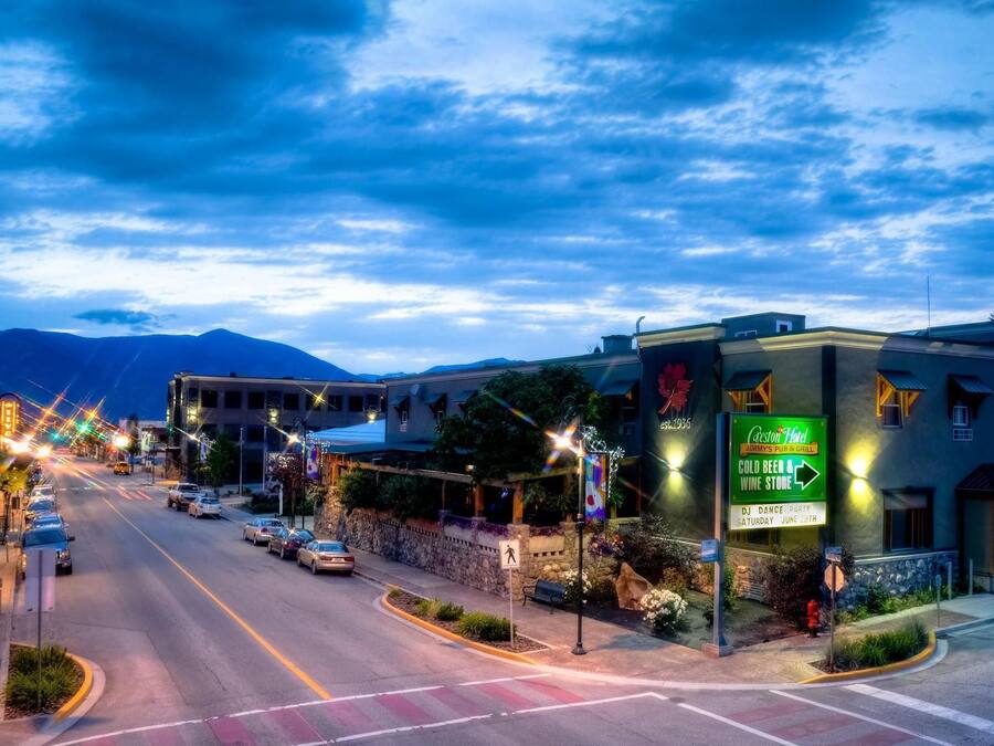 Une vue de rue avec un bâtiment sur lequel on peut voir une enseigne indiquant « Hôtel Gaston » et « Jimmy’s Pub & Grill ».