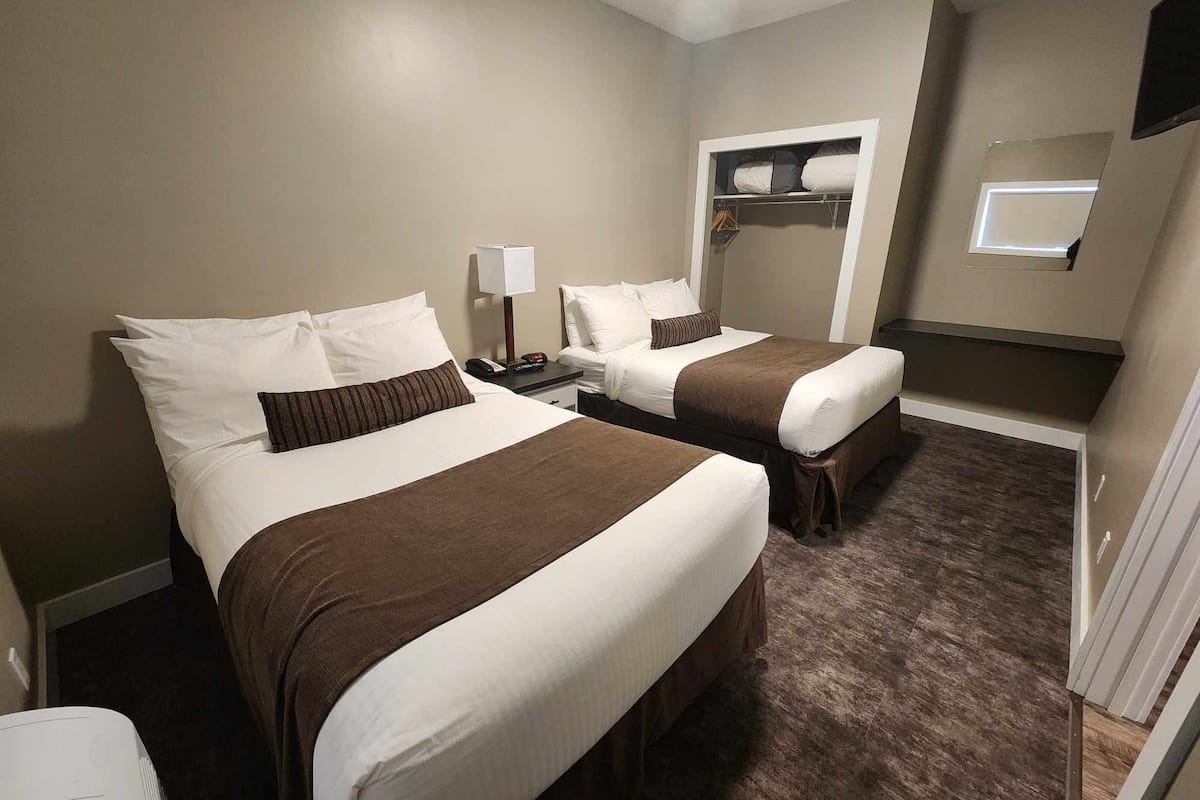 suite, kitchen (pet friendly) | 1 bedroom, premium bedding, pillow-top beds, desk