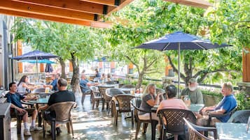 Lunch and dinner served, Greek cuisine
