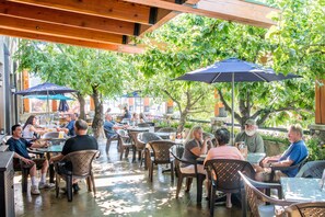 Se sirven almuerzos y cenas, cocina griega