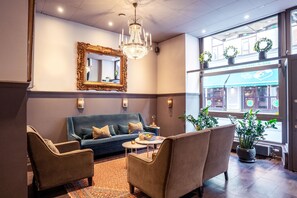 Coin salon dans le hall