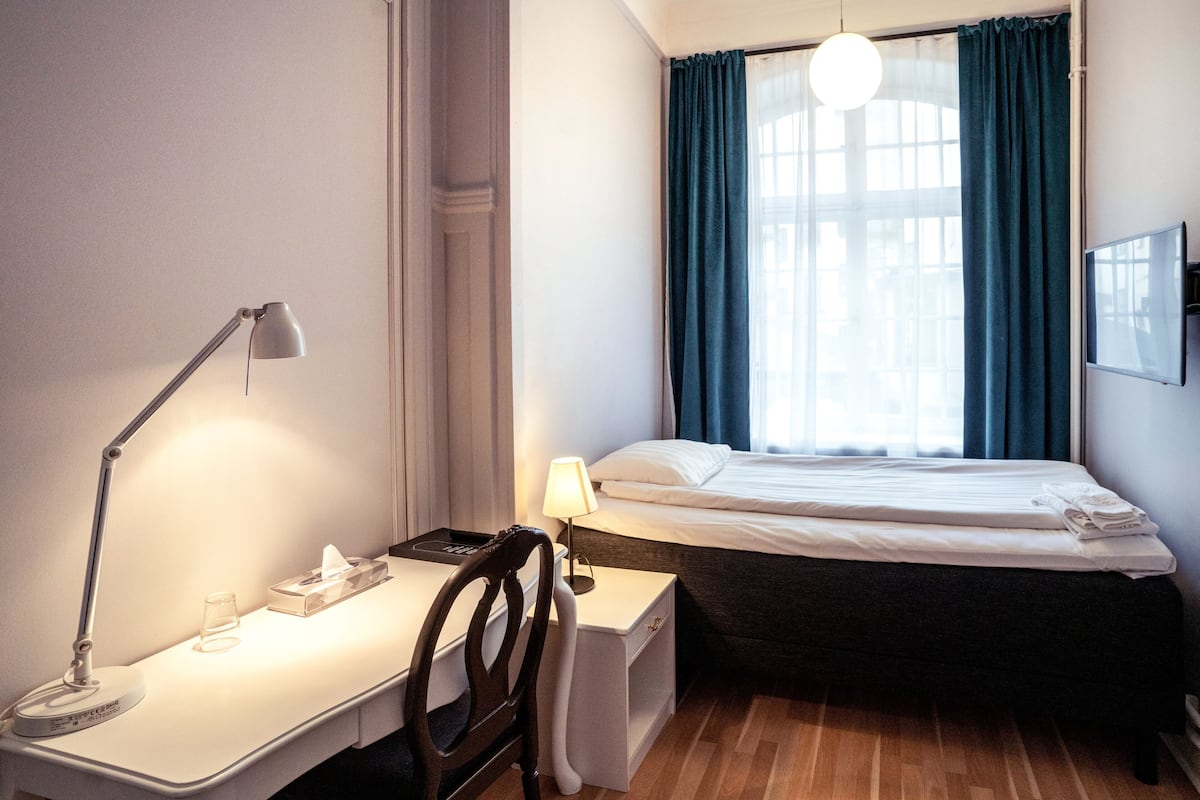 Single Room | Peti besi dalam bilik, meja, langsir/tirai gelap terus, Wi-fi percuma