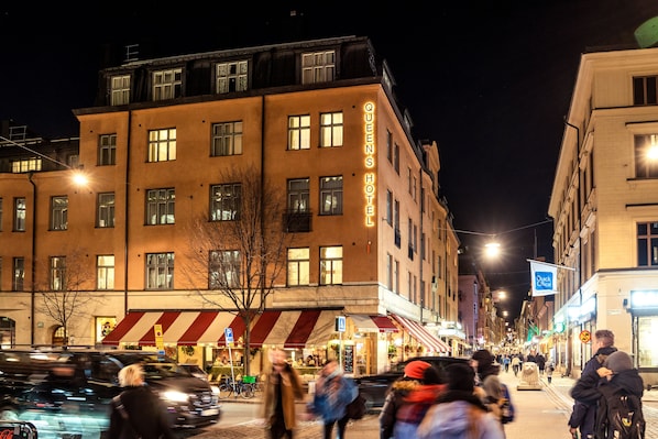 A hotel with a sign reading "Queen's Hotel" and a red and white striped awning. - Queen's Hotel by First Hotels (Stockholm)