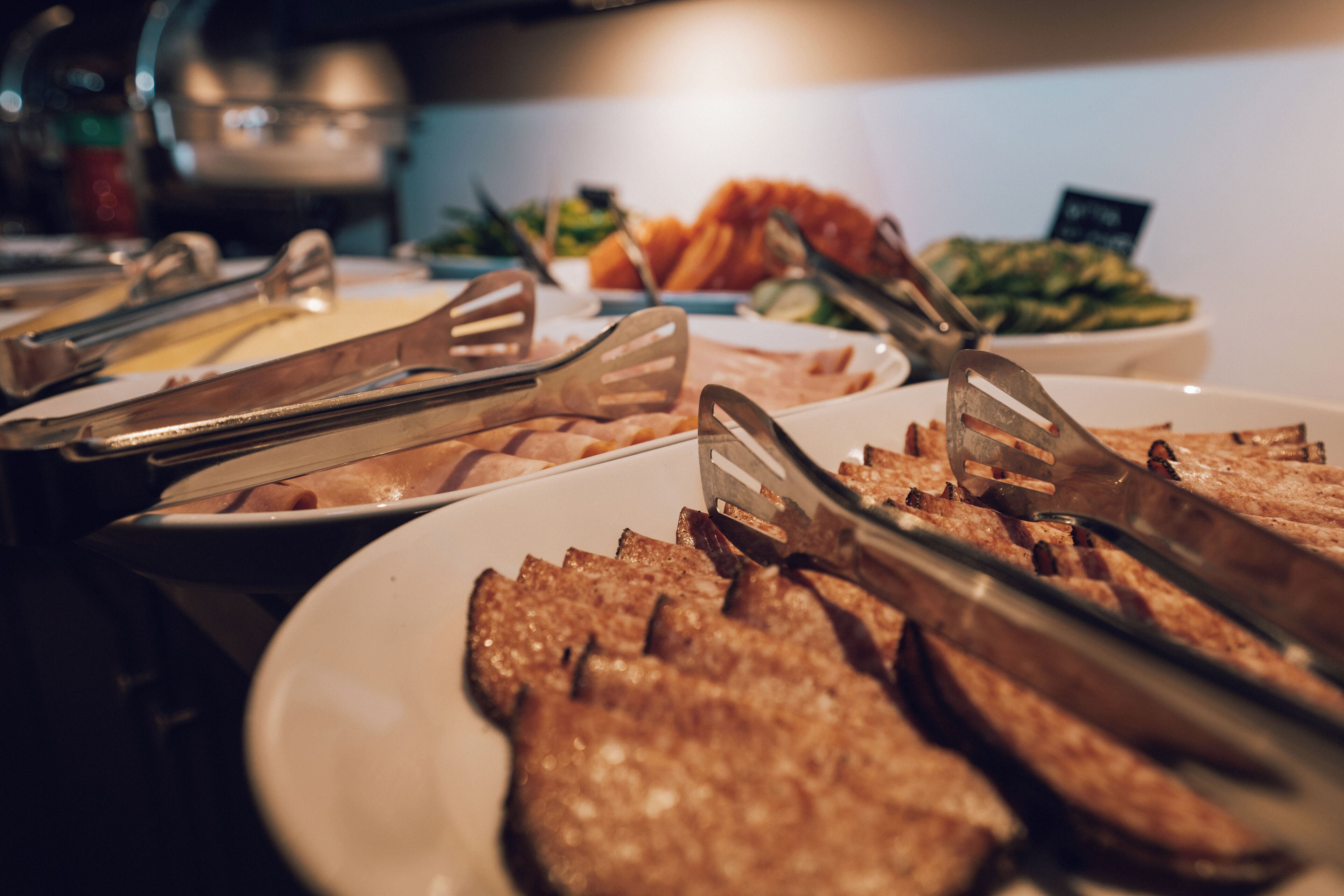Ein Buffet mit verschiedenen Speisen und Geschirr.