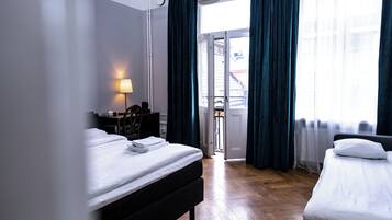 Family Room | In-room safe, desk, blackout drapes, WiFi (free)