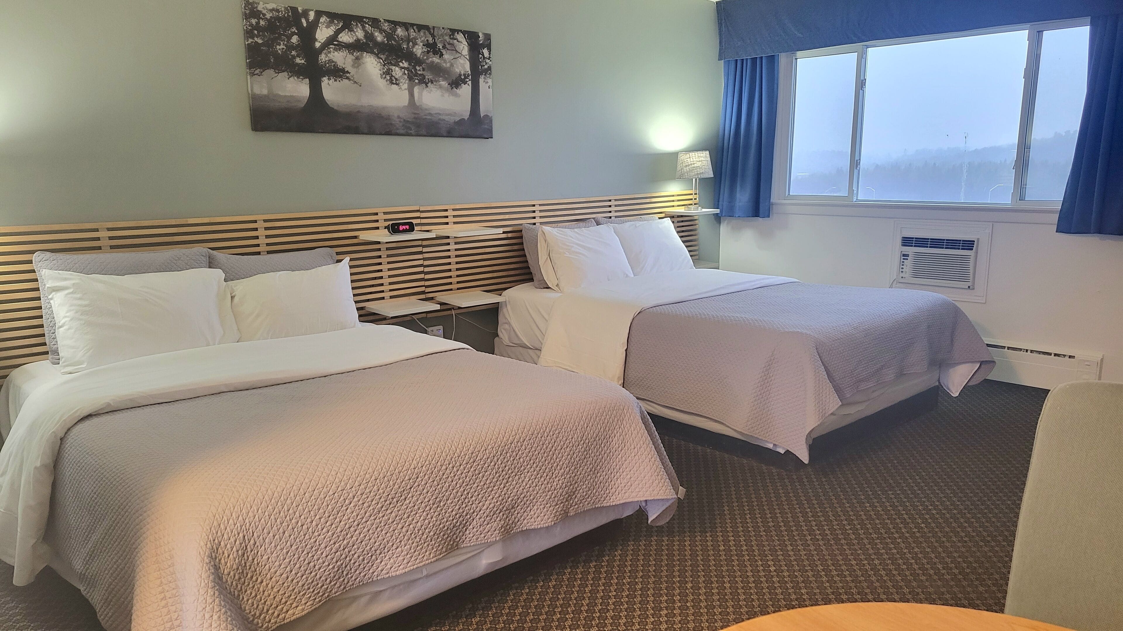 Doppelzimmer, 2 Queen-Betten | Bügeleisen/Bügelbrett, kostenlose Babybetten, kostenloses WLAN