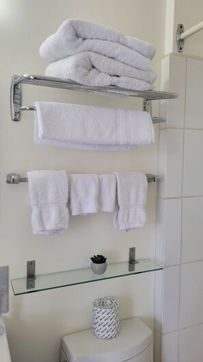 Articles de toilette gratuits, sèche-cheveux, serviettes fournies